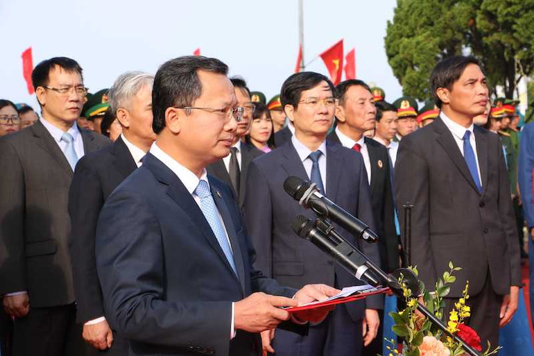 Quyền Chủ tịch Ủy ban nhân dân tỉnh Quảng Ninh Cao Tường Huy báo cáo với Bác về những thành tựu to lớn, dấu ấn nổi bật mà Đảng bộ, chính quyền và nhân dân các dân tộc tỉnh Quảng Ninh đã được trong thời gian qua.