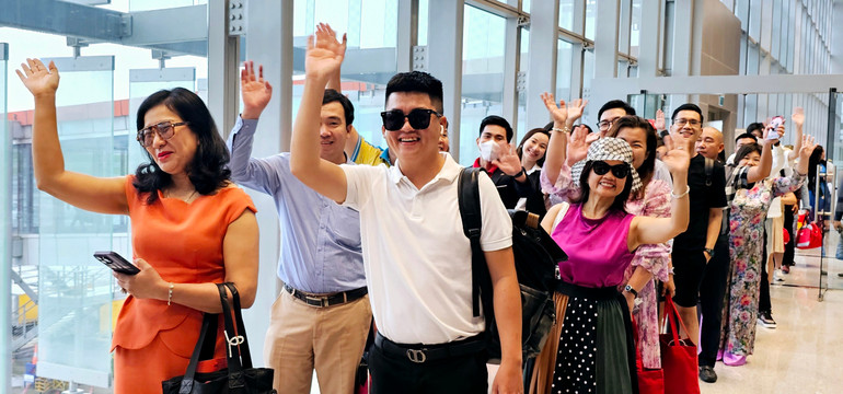 Khách du lịch Cần Thơ chào đón Quảng Ninh dịp khai trương đường bay Quảng Ninh - Cần Thơ. Khách du lịch Cần Thơ chào đón Quảng Ninh dịp khai trương đường bay Quảng Ninh - Cần Thơ.