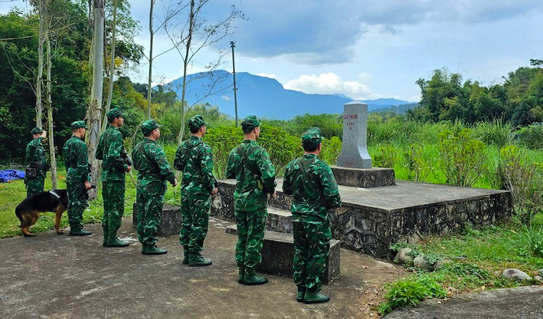 Các cán bộ, chiến sĩ Đồn Biên phòng Cửa khẩu Hoành Mô thực hiện nghi lễ chào cột mốc biên giới.