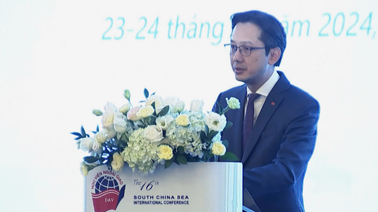 Thứ trưởng Ngoại giao Đỗ Hùng Việt phát biểu tại Hội thảo.