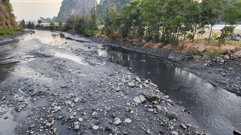 Hiện trạng lòng suối Lộ Phong thường xuyên bị bồi lấp đất đá vào mùa mưa bão.