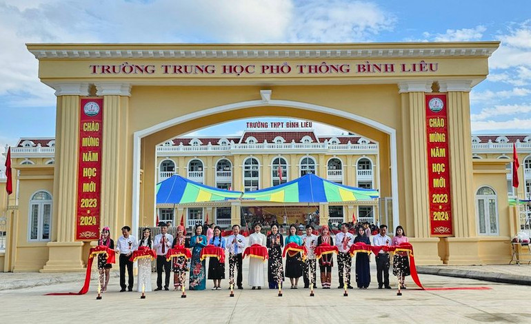 Các đại biểu cắt băng khánh thành và đưa Trường Trung học phổ thông Bình Liêu, Quảng Ninh vào sử dụng trong năm học 2023-2024.