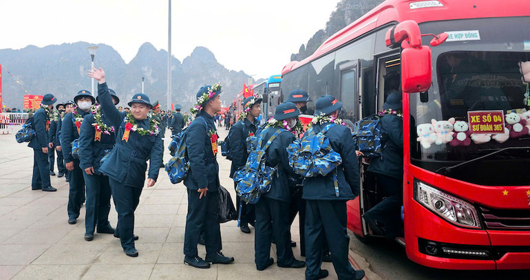 Các tân binh chào tạm biệt người thân lên đường về đơn vị thực hiện nhiệm vụ bảo vệ Tổ quốc.