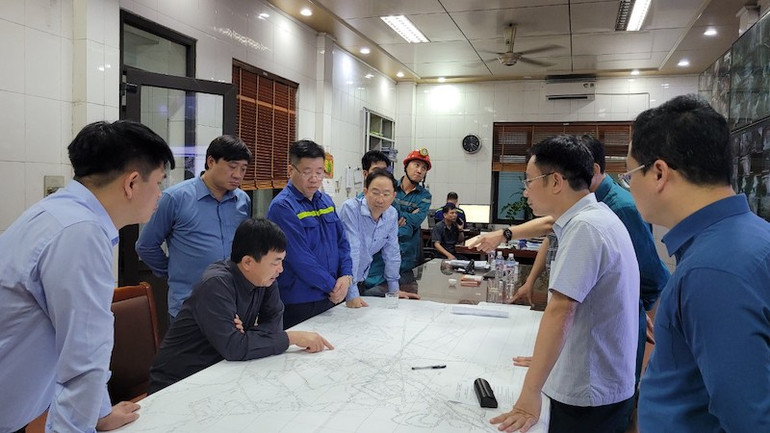 Lãnh đạo Tập đoàn Công nghiệp Than-Khoáng sản Việt Nam, Công ty Than Thống Nhất và các lực lượng triển khai phương án cứu hộ, cứu nạn.