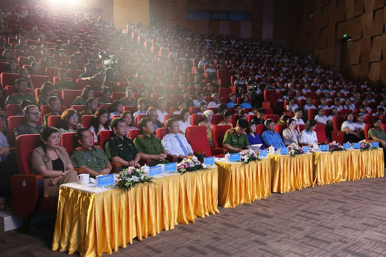 Các đại biểu tham dự buổi Lễ phát động hưởng ứng "Ngày Thế giới phòng, chống mua bán người" 30/7.