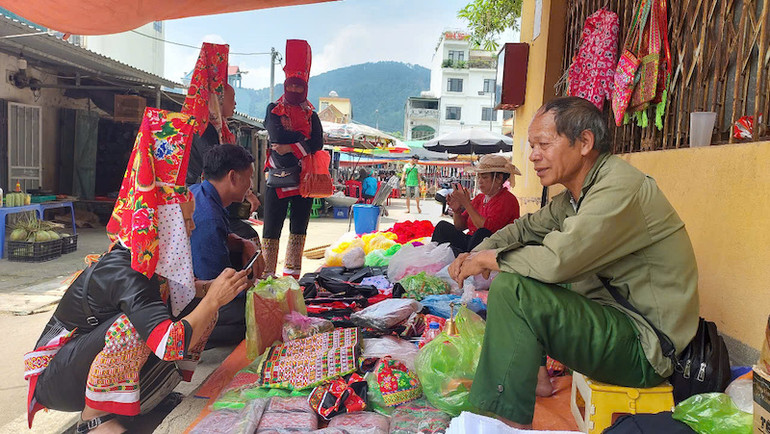 Người dân đến hội để trao đổi các sản phẩm thổ cẩm do phụ nữ người Dao Thanh Phán thêu.