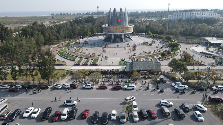 Lượng khách du lịch đến với thành phố Móng Cái ngày càng tăng mạnh nhất là sau khi tuyến cao tốc Vân Đồn - Móng Cái được đưa vào sử dụng.