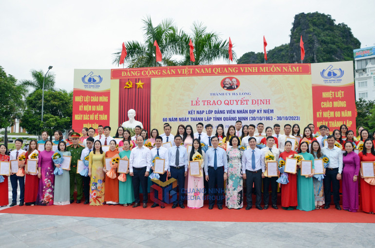 60 quần chúng ưu tú được kết nạp Đảng đúng vào dịp kỷ niệm 60 năm thành lập tỉnh Quảng Ninh.