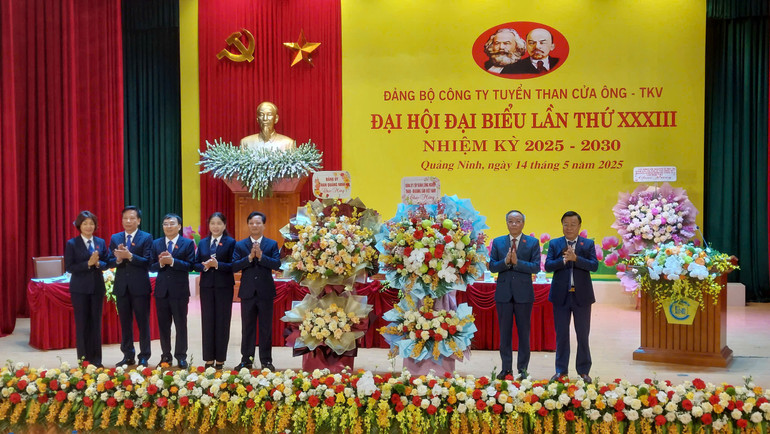 Đảng ủy Than Quảng Ninh tặng hoa chúc mừng đại hội.