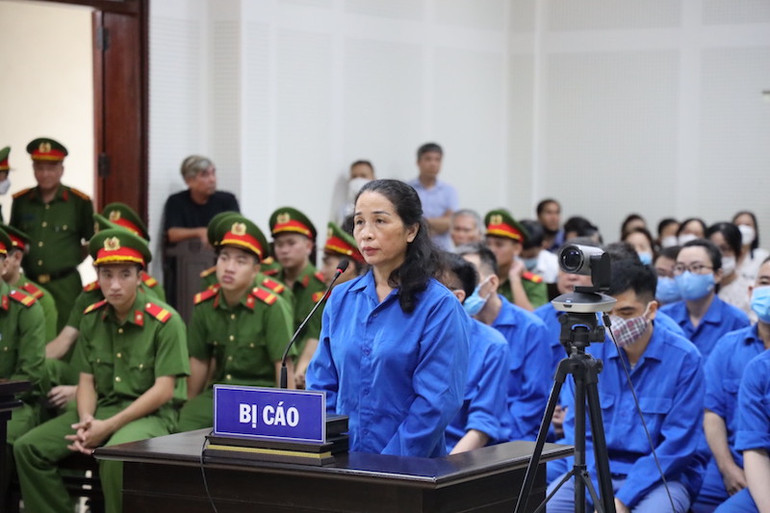 Cựu Giám đốc Sở Giáo dục và Đào tạo Quảng Ninh Vũ Liên Oanh tại phiên tòa sơ thẩm.