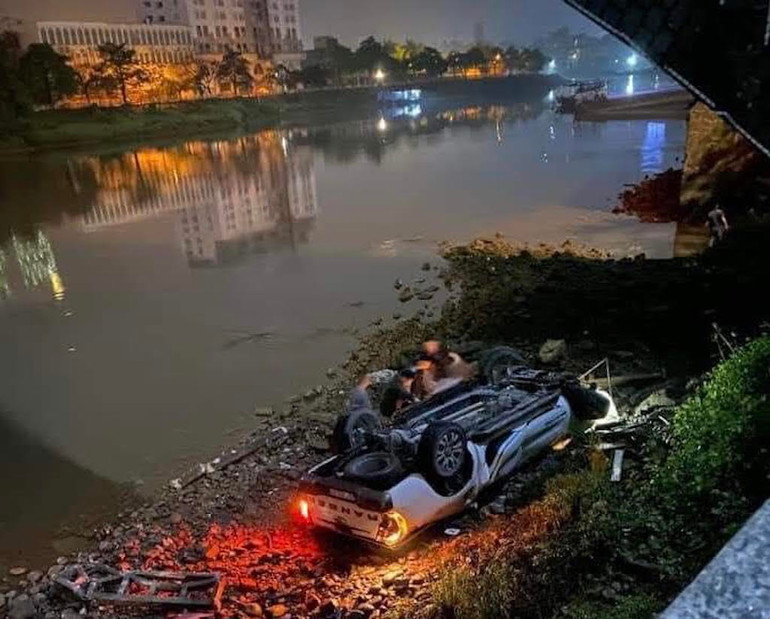 Xe bán tải lật ngửa, biến dạng sau va chạm. (Ảnh: internet)