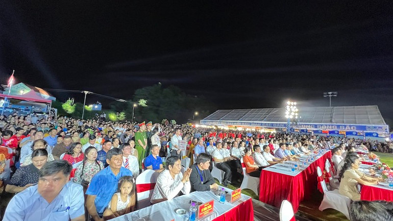 Các đại biểu và đông đảo người dân dự lễ khai mạc Tuần Văn hoá các dân tộc tỉnh Quảng Ninh lần thứ 4, năm 2023.