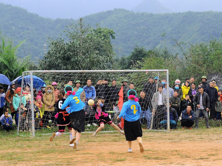 Giao lưu bóng đá nữ tại lễ hội hoa sim biên giới luôn thu hút đông đảo người dân và du khách xem và cổ vũ.
