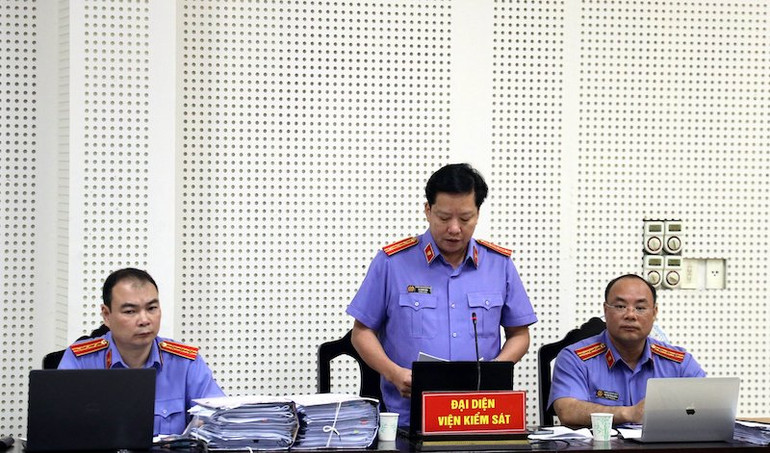 Viện kiểm sát nhân dân đọc cáo trạng tại phiên tòa.