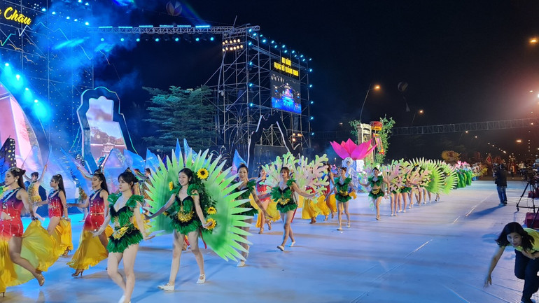 Vũ điệu đường phố với các điệu nhảy Samba sôi động, trẻ trung, hiện đại lôi cuốn du khách.