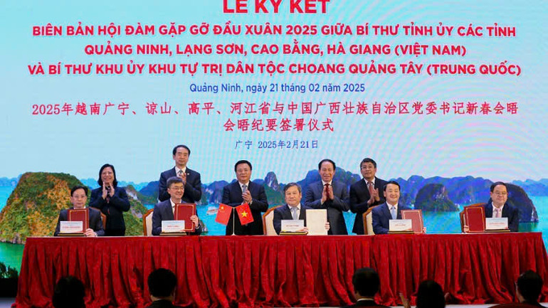 Bí thư 5 tỉnh-khu đã ký kết Biên bản Hội đàm tại Chương trình Gặp gỡ đầu Xuân 2025. Bí thư 5 tỉnh-khu đã ký kết Biên bản Hội đàm tại Chương trình Gặp gỡ đầu Xuân 2025.