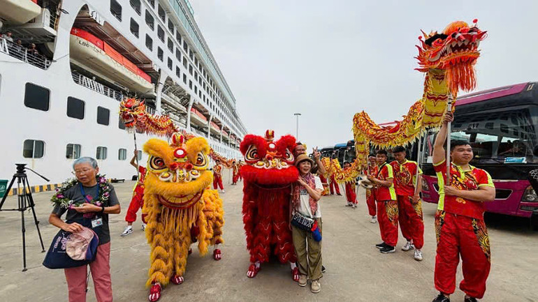 Khách du lịch tàu biển đến Quảng Ninh ngày càng tăng.
