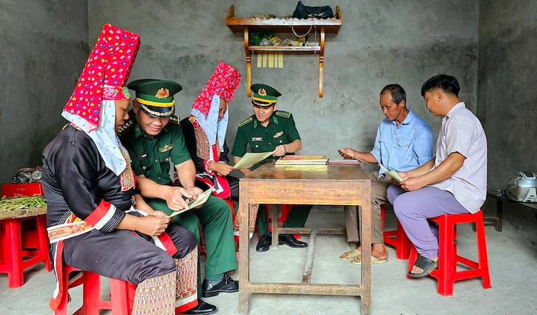 Các cán bộ, chiến sĩ Trạm Biên phòng Cửa khẩu Hoành Mô tuyên truyền Luật Biên phòng cho người dân ở thôn Phai Lầu, xã Hoành Mô, Bình Liêu.