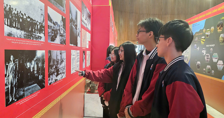 Các em học sinh Trường tiểu học, trung học cơ sở, trung học phổ thông Lê Thánh Tông, thành phố Hạ Long say sưa tìm hiểu về lịch sử và truyền thống của Đảng Cộng sản Việt Nam.