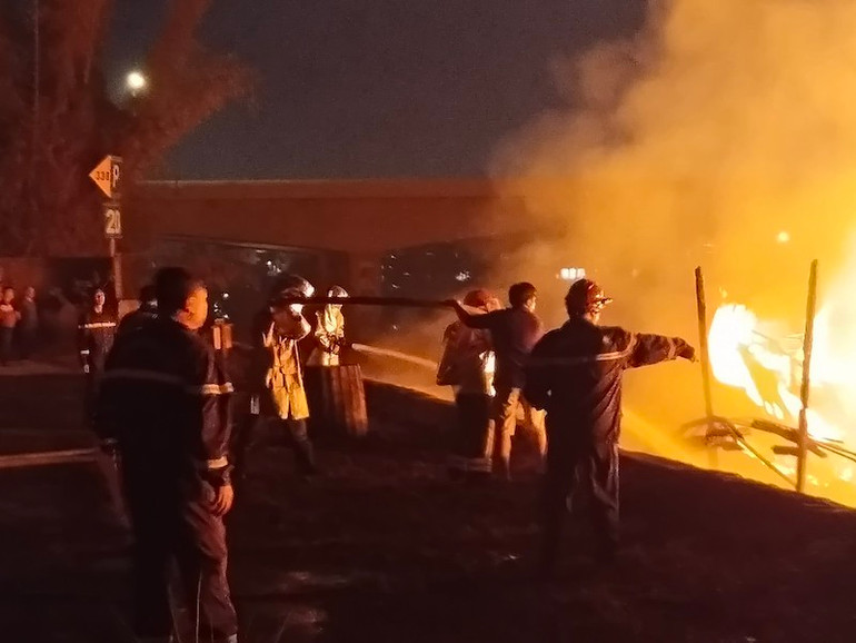 Các lực lượng chức năng có mặt kịp thời nỗ lực dập tắt đám cháy.