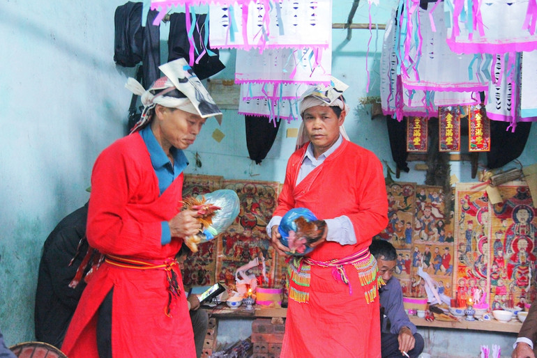 Các thầy cúng thực hiện các nghi lễ cấp sắc tại nhà anh Tằng Chăn Tào ở thôn Ngàn Phe, xã Đồng Tâm, huyện Bình Liêu. Các thầy cúng thực hiện các nghi lễ cấp sắc tại nhà anh Tằng Chăn Tào ở thôn Ngàn Phe, xã Đồng Tâm, huyện Bình Liêu.