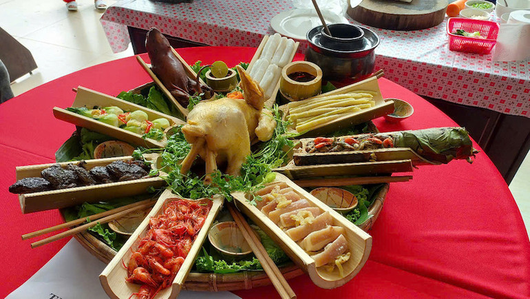 Thi nấu mâm cỗ giữa các thôn, bản trong xã Đồng Văn, huyện Bình Liêu trong ngày hội kiêng gió.