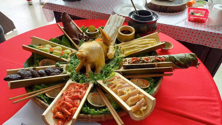 Thi nấu mâm cỗ giữa các thôn, bản trong xã Đồng Văn, huyện Bình Liêu trong ngày hội kiêng gió.