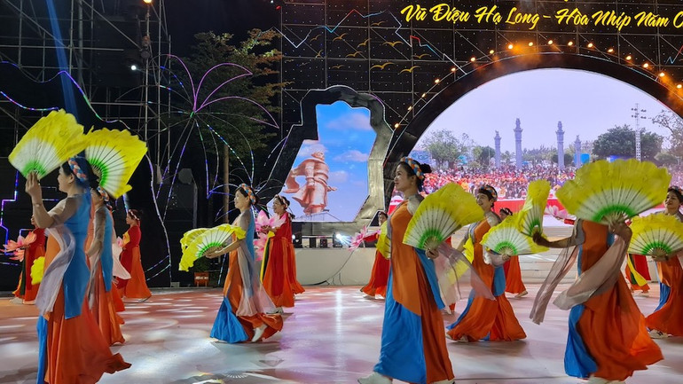 Lễ hội Carnaval Hạ Long 2023 là sản phẩm du lịch ấn tượng đối với du khách khi đến với Hạ Long, Quảng Ninh.