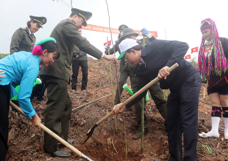 Bí thư Tỉnh ủy Quảng Ninh Nguyễn Xuân Ký cùng nhân dân xã Quảng Lâm tham gia trồng cây.