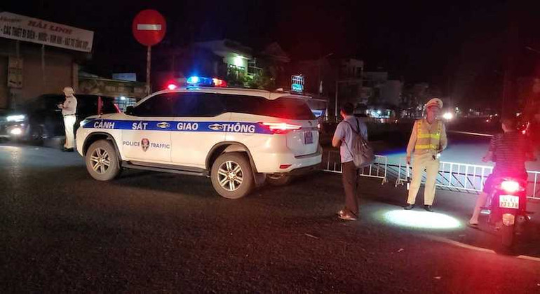 Lực lượng chức năng ứng trực 24/24 giờ, cấm người dân và phương tiện lưu thông qua khu vực nguy hiểm.