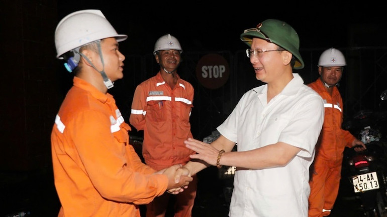 Lãnh đạo tỉnh Quảng Ninh cám ơn, động viên công nhân ngành điện từ các tỉnh, thành đến tăng cường, hỗ trợ cho Quảng Ninh.