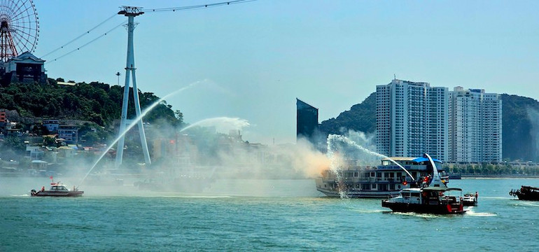 Các lực lượng chức năng đã phối hợp hiệp đồng xử lý nhanh vụ va chạm giữa 2 tàu du lịch chở khách trên Vịnh Hạ Long.