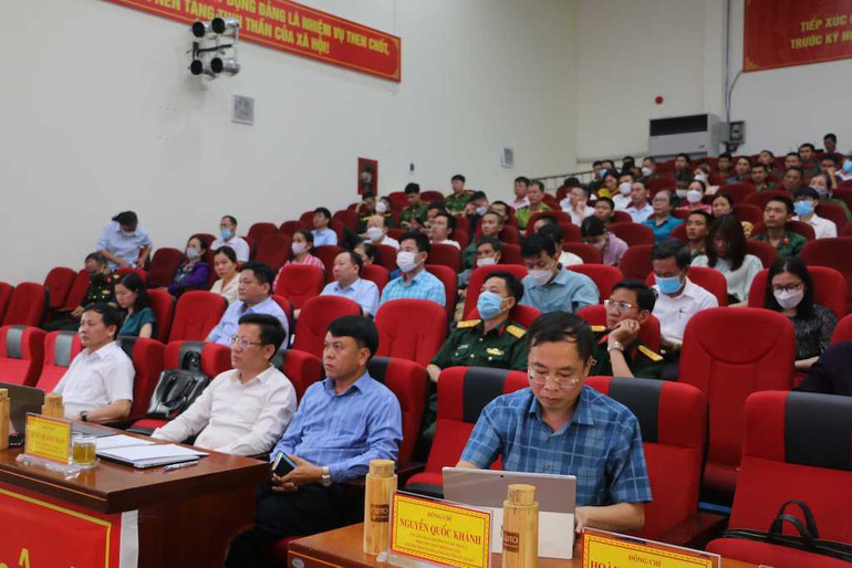 Các đại biểu và cử tri tại điểm cầu huyện Cô Tô.