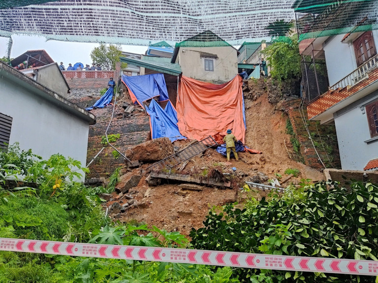 Công trình phụ của 1 hộ dân ở tổ 4, khu 7, phường Bãi Cháy bị ảnh hưởng do bão số 2.