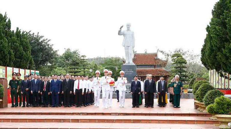 Đoàn công tác của 7 Trường đại học dự Lễ thượng cờ trên đảo Cô Tô. Đoàn công tác của 7 Trường đại học dự Lễ thượng cờ trên đảo Cô Tô.