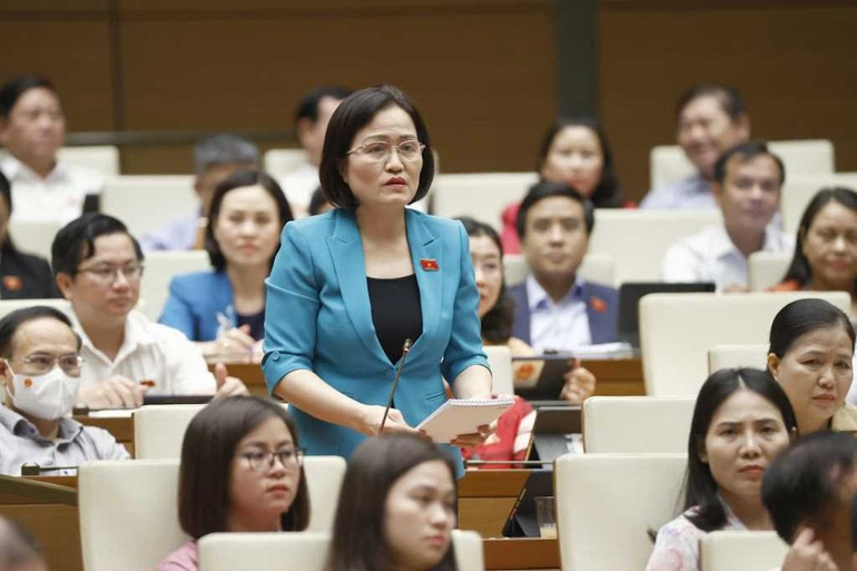 Đại biểu Trần Kim Nhung, Ủy viên Thường trực Ủy ban Pháp luật của Quốc hội, đại biểu Quốc hội tỉnh Quảng Ninh chất vấn Bộ trưởng Nông nghiệp và Phát triển nông thôn tại kỳ họp thứ 3, Quốc hội khóa XV.