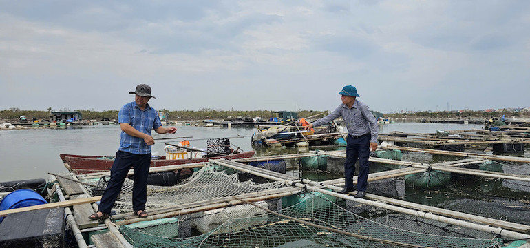 Lực lượng chức năng của phường Tân An, thị xã Quảng Yên kiểm đếm thiệt hại do bão số 3 của các hộ nuôi trồng thủy sản trên địa bàn.