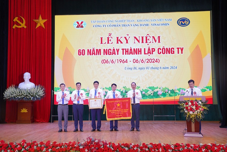 Tập đoàn Công nghiệp Than-Khoáng sản Việt Nam và Công đoàn Than-Khoáng sản Việt Nam tặng bằng khen và trao bức trướng cho Công ty cổ phần Than Vàng Danh-Vinacomin.