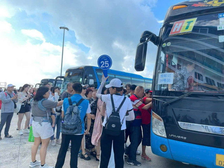 Du khách bắt đầu trải nghiệm city tour ngay sau khi lên bờ. Du khách bắt đầu trải nghiệm city tour ngay sau khi lên bờ.