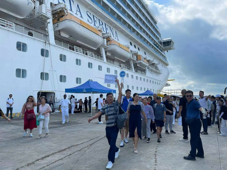 Du khách lên bờ tham quan, trải nghiệm các điểm văn hóa, ẩm thực của thành phố Hạ Long, Quảng Ninh. Du khách lên bờ tham quan, trải nghiệm các điểm văn hóa, ẩm thực của thành phố Hạ Long, Quảng Ninh.