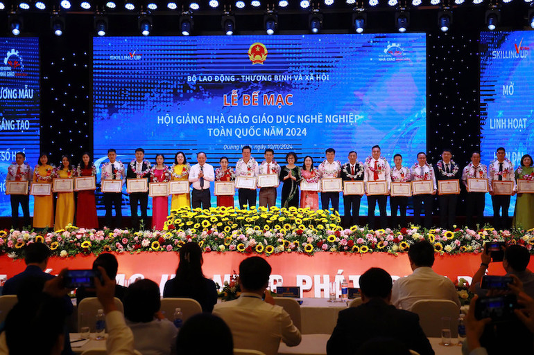 Ban tổ chức trao giải cho các nhà giáo có thành tích xuất sắc. Ban tổ chức trao giải cho các nhà giáo có thành tích xuất sắc.