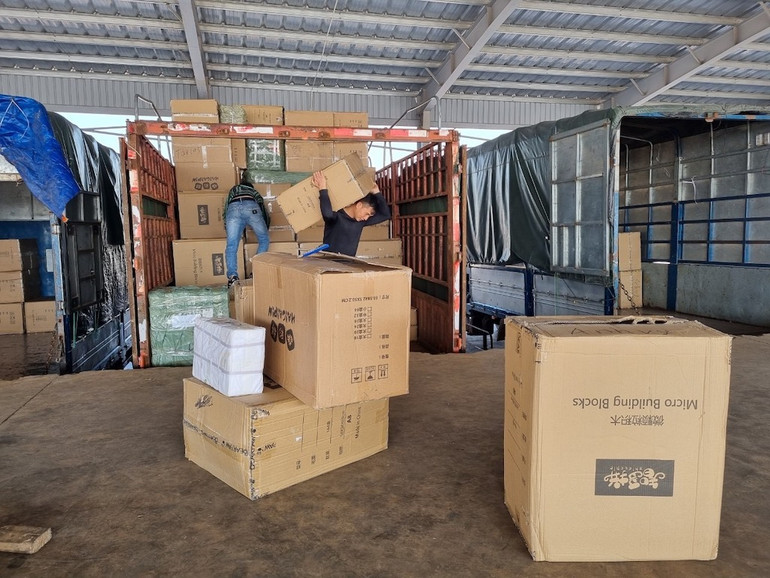 Bốc xếp hàng hoá nhập khẩu tại Lối mở cầu phao tạm Km3+4 Hải Yên, Móng Cái.