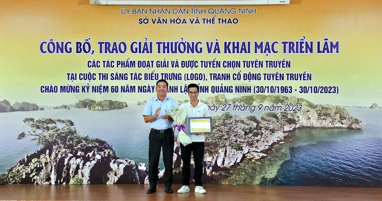 Lãnh đạo Sở Văn hóa và Thể thao Quảng Ninh trao giải Nhất sáng tác tranh cổ động cho tác giả.