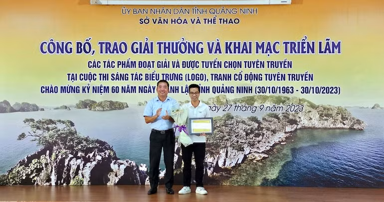 Lãnh đạo Sở Văn hóa và Thể thao Quảng Ninh trao giải Nhất sáng tác tranh cổ động cho tác giả. Lãnh đạo Sở Văn hóa và Thể thao Quảng Ninh trao giải Nhất sáng tác tranh cổ động cho tác giả.