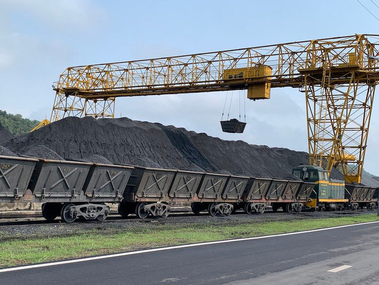 Hoạt động bốc rót than tại Công ty Tuyển than Cửa Ông sau bão số 3. Hoạt động bốc rót than tại Công ty Tuyển than Cửa Ông sau bão số 3.