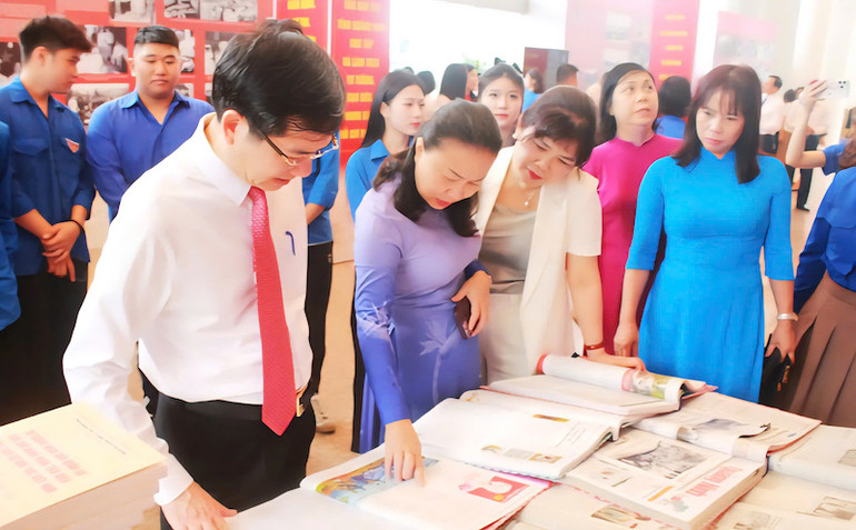 Các đại biểu tham quan Triển lãm trưng bày tư liệu, hiện vật, sách, báo, ảnh về Chủ tịch Hồ Chí Minh.