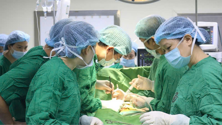 Các bác sĩ tiến hành ghép thận cho người bệnh.