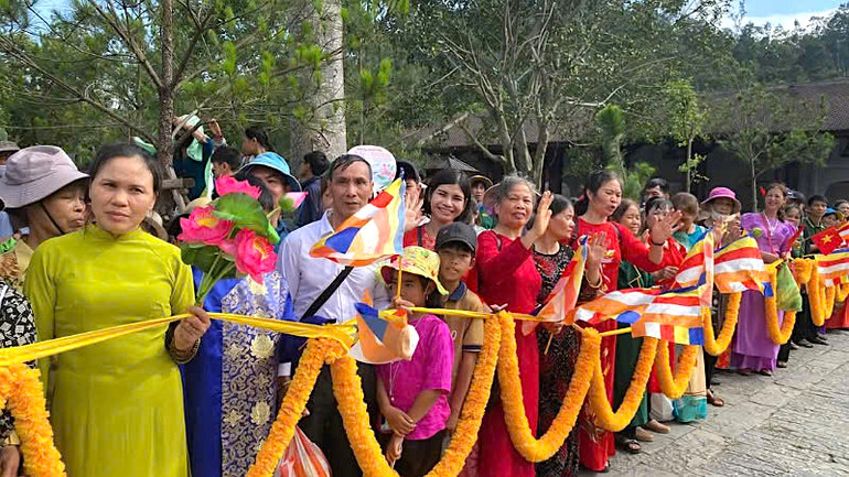 Rất đông người dân, du khách xếp hàng trang nghiêm bên đường để đón Đoàn rước xá lợi Đức Phật về Cung Trúc Lâm Yên Tử. Rất đông người dân, du khách xếp hàng trang nghiêm bên đường để đón Đoàn rước xá lợi Đức Phật về Cung Trúc Lâm Yên Tử.