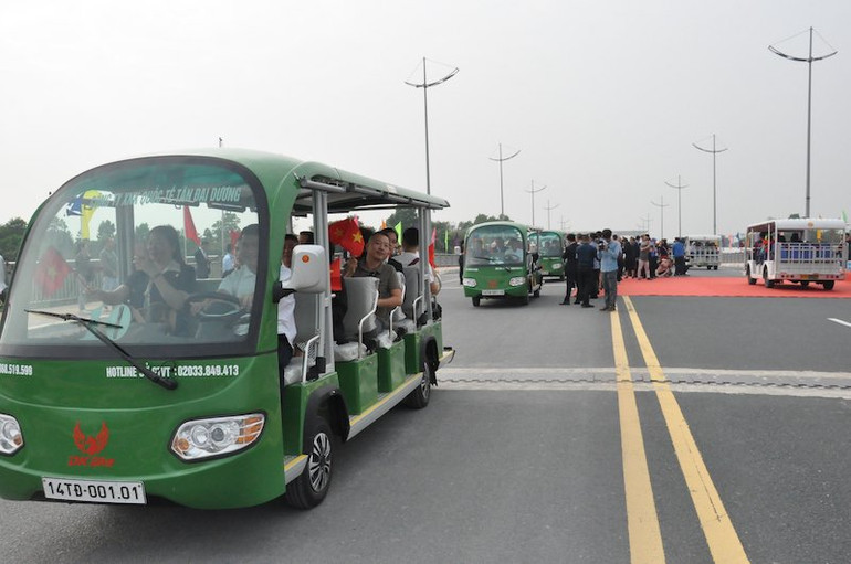 Khách du lịch 2 nước xuất cảnh qua cầu Bắc Luân II.