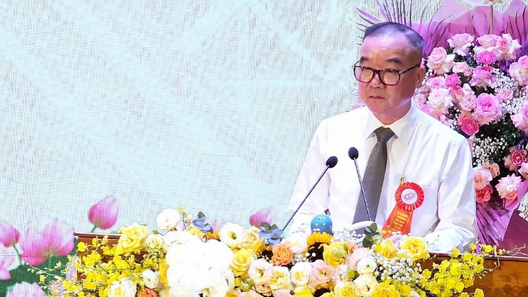 Giám đốc Công ty Tuyển than Cửa Ông Đặng Văn Khôi trình bày diễn văn kỷ niệm tại buổi lễ. Giám đốc Công ty Tuyển than Cửa Ông Đặng Văn Khôi trình bày diễn văn kỷ niệm tại buổi lễ.